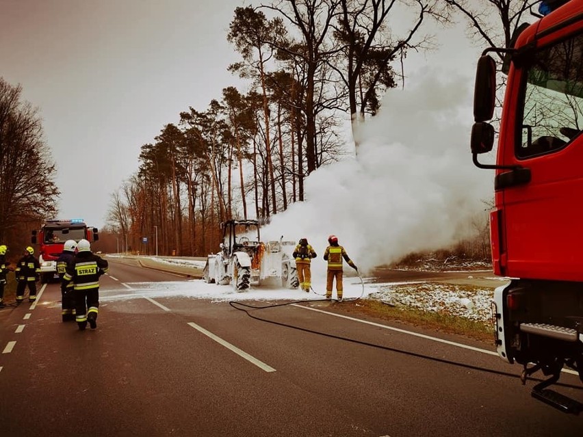 Pożar na drodze w Gniewczynie Trynieckiej koło Przeworska. Kilkunastu strażaków gasiło ładowarkę. Niestety, doszczętnie spłonęła [FOTO]