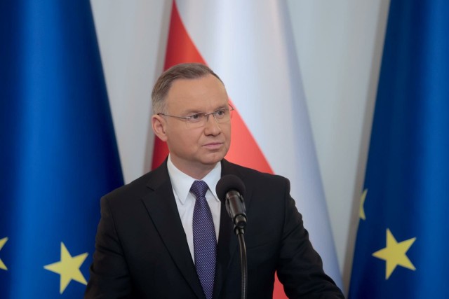 Andrzej Duda, prezydent: Zmiany zapowiadane w mediach publicznych "muszą respektować standardy demokratyczne oraz być przeprowadzone zgodnie z regułami określonymi w Konstytucji".