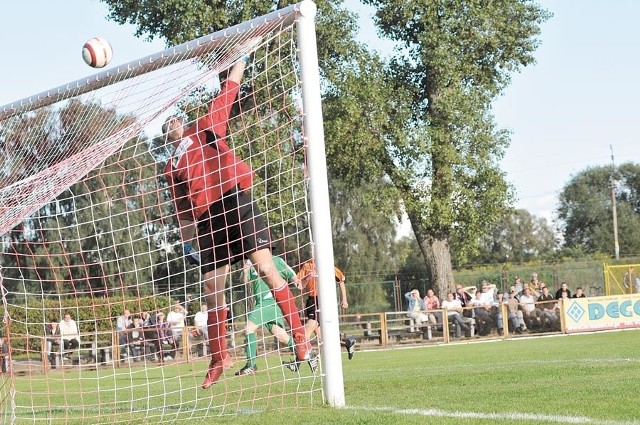 Arkadiusz Borak, bramkarz Victorii, kilkakrotnie wykazał się sporymi umiejętnościami. 