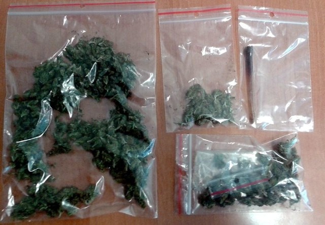 Prz zatrzymanych policjanci znaleźli prawie 6 gramów marihuany.