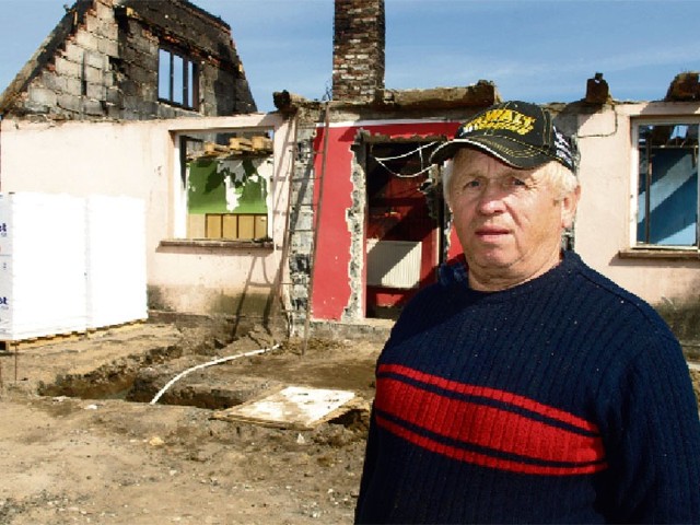 14 marca w ciągu godziny spłonął dach i całe piętro domu. Zgliszcza zostały już uprzątnięte. &#8211; Teraz będziemy zbijać tynki &#8211; mówi 66-letni Antoni Dziemira. Choć jest rencistą i nie powinien dźwigać, ciężko pracuje przy odbudowie. 