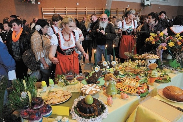 Piękne kobiety, zastawione kolorowe stoły i liczna publiczność, słowem udana impreza w Strzeleczkach.