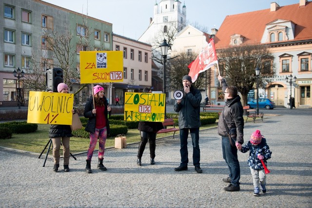 Pikieta pod hasłem "Uwolnić 1 procent" w Kluczborku.