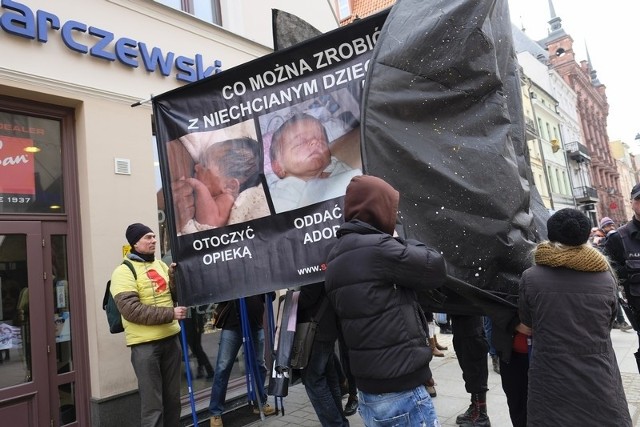 Panie, które w czwartek obchodziły swoje święto, dzisiaj połączyły się i wzięły udział w przemarszu ulicami Torunia. - Aborcja jest morderstwem na niewinnej osobie. Walczymy o prawo do życia dla każdego dziecka - podkreślają kobiety, które dzisiaj (sobota) wyszły na ulice i uczestniczyły w Kontrmanifie w Toruniu. Panie, które wzięły w niej udział, spotkały się przed południem pod Pomnikiem Mikołaja Kopernika na Rynku Staromiejskim. Ich wystąpienie i wyjście na ulice stanowią odpowiedź na manifę feministek, które popierają aborcję. One także dzisiaj pokazały się całą grupą w grodzie Kopernika."Chronić życie, wyskrobać władzę", "Mocy zamiast przemocy" i "Myślę, czuję, decyduję" - nie tylko te hasła widniały na transparentach.Info z Polski -  przegląd najciekawszych informacji z kraju [08.03.2018]