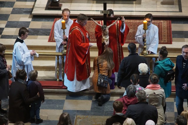 Wielki Piątek - Liturgia Męki Pańskiej. Wielki Piątek i wigilia Bożego Narodzenia są bardzo ważnymi dniami w kalendarzu świąt katolickich, bo poprzedzają dwa najważniejsze święta i z tej racji powinny być dniami wolnymi od pracy