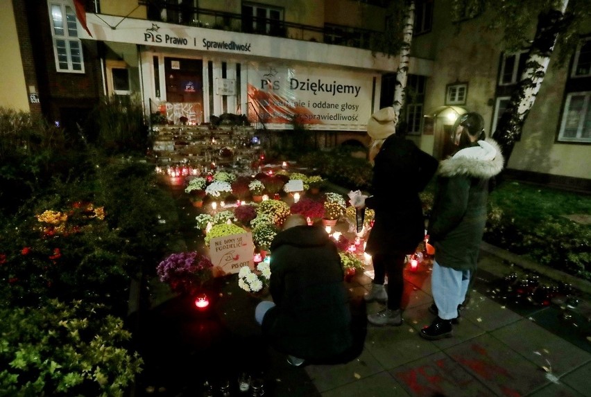 Znicze i kwiaty przed siedzibą PiS w Szczecinie. Od drzwi aż do chodnika! Zobacz ZDJĘCIA