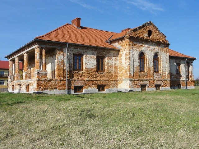 Dwór po rodzinie Horodyńskich w Kotowej Woli wymaga dużego wsparcia na remont wnętrz i ścian