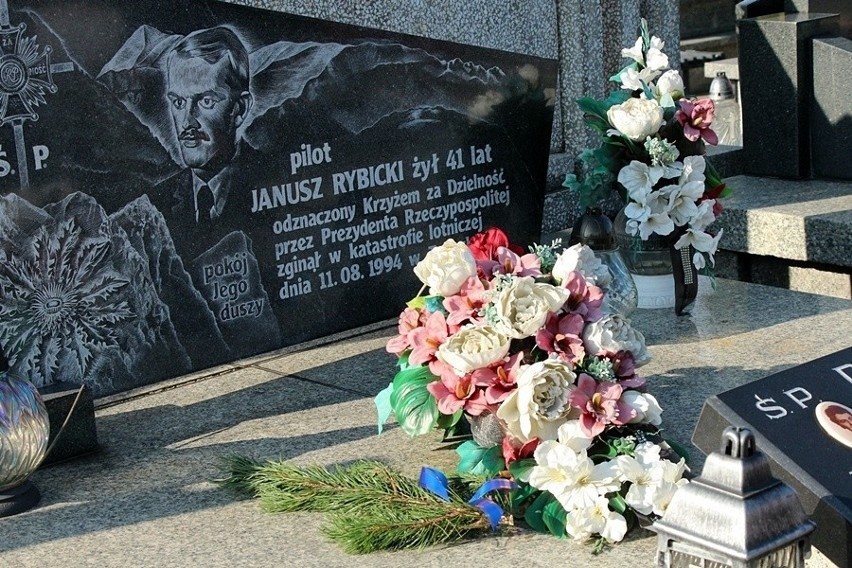 Dzielny pilot, Janusz Rybicki, został pochowany w rodzinnym...