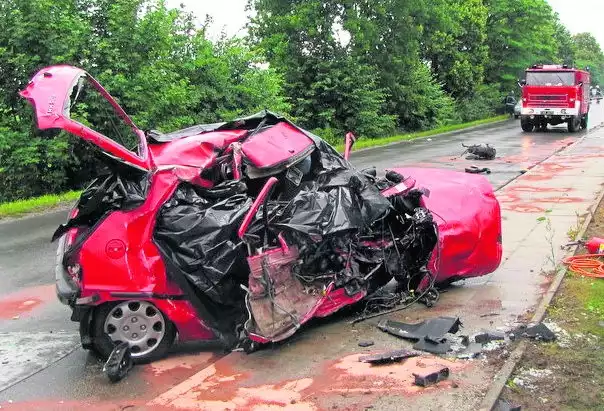 Do wypadku doszło 4 lipca 2011 roku na prostym odcinku drogi powiatowej w Straszęcinie. W wyniku zderzenia peugeot'a 106 z mercedesem coupe zginęły dwie pasażerki peugeot'a. Przeżył kierowca, który wydostał się przez boczną szybę z wraku auta