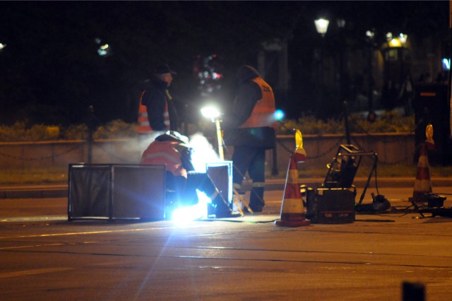 Nocny remont torowiska tramwajowego, zdjęcie ilustracyjne