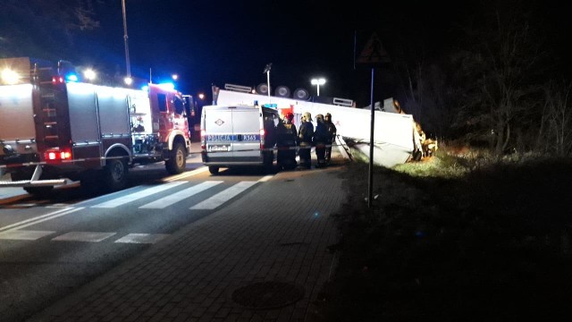 TIR przewrócił się w poprzek drogi na ul. Zielonej w Węgierskiej Górce wieczorem 6 grudnia