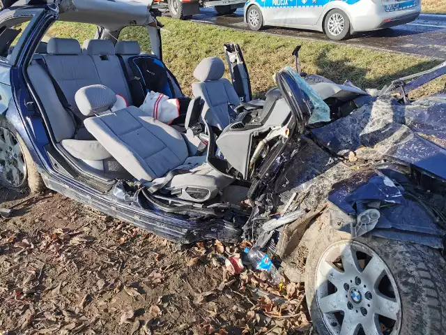 Do zdarzenia doszło w sobotę niedaleko miejscowości Lipiny (gm. Oleszyce) w pow. lubaczowskim. Kierujący BMW na łuku drogi stracił panowanie nad pojazdem, zjechał z drogi do rowu i uderzył w drzewo. Śmigłowiec Lotniczego Pogotowia Ratunkowe przetransportował pasażerkę do szpitala. 24-letnia kobieta była zakleszczona w BMW. 26-letni kierujący wyszedł z wraku o własnych siłach. Pogotowie ratunkowe przetransportowało go także do szpitala. Życiu mieszkańców pow. lubaczowskiego nic nie zagraża. 26-latek był trzeźwy.Młodzi ludzie szykują się do ślubu. W sobotę jechali po suknię ślubną.