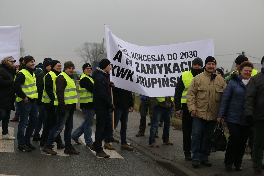 Górnicy kopalni Krupiński w Suszcu blokowali drogę...