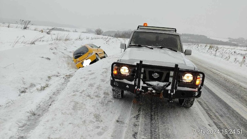 Na obwodnicy Skały samochód osobowy wpadł do rowu