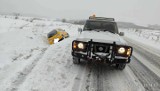 Wypadki na ośnieżonych drogach pod Krakowem. Na A4 pojazd wpadł w bariery, a na obwodnicy Skały do rowu