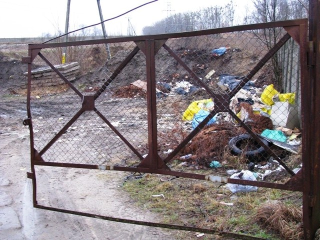 Regularnie wandale podrzucają śmieci na nieczynne wysypisko. Policja jednak zapewnia, że teren ten jest stale kontrolowany.