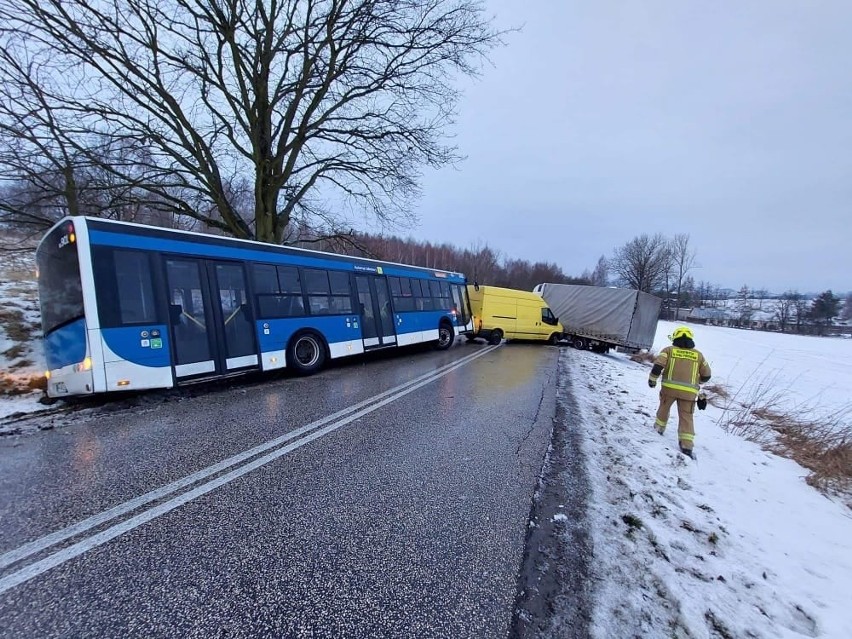 Wypadek w Brzoskwini w gminie Zabierzów