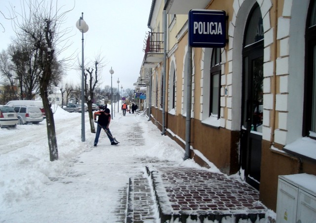 Najpopularniejszymi narzędziami stały się szufle do odgarniania śniegu,