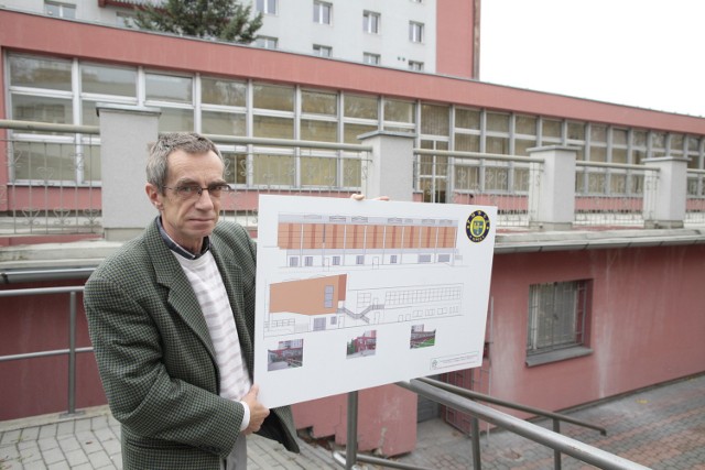 Dzięki dwóm nowym kondygnacjom opolskiej uczelni medycznej przybędzie 900 m kw. Prospekt z planem rozbudowy pokazuje Jacek Fedorow z PMWSZ.