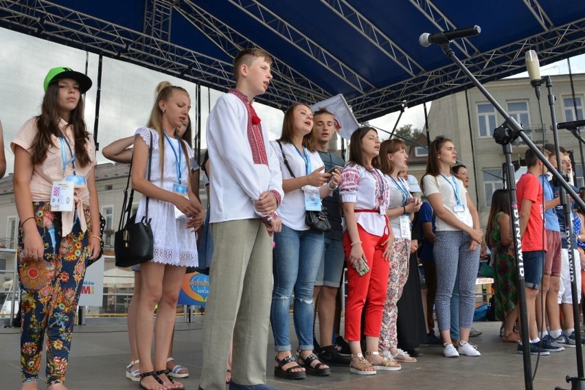 Światowe Dni Młodzieży 2016. Pielgrzymi z Ukrainy i Włoch wystąpili na Rynku w Kielcach