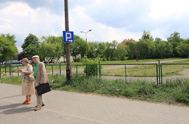 Po parkingu przy ulicy Broniewskiego pozostały jeszcze znaki. Teren niegdyś zastawiony samochodami dziś zarasta roślinnością. Kiedy zmieni się ta sytuacja i czy doczekamy się w tym miejscu parku handlowego?