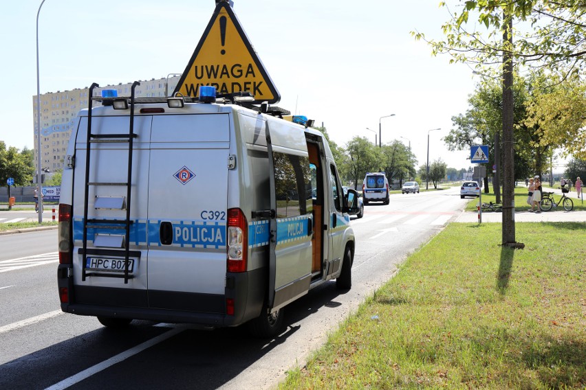 Bydgoszcz. Mercedes skasował sygnalizację i uderzył w jeepa na skrzyżowaniu ul. Zamczysko i Armii Krajowej 