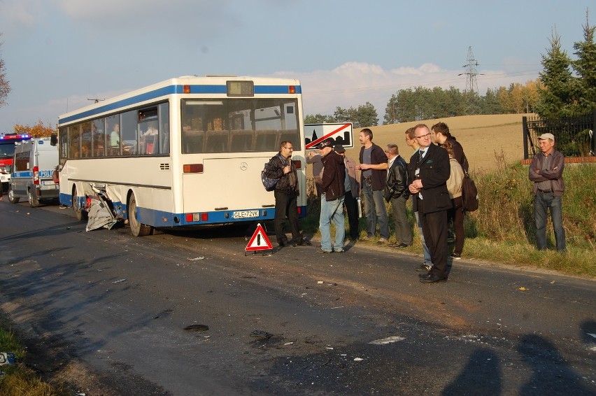 Kościerzyna. Wypadek z udziałem autobusu. Dwie osoby zostały ranne [ZDJĘCIA]