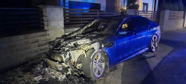 Dziś w nocy doszło do wypadku w Turznie, w gminie Łysomice. Na ulicy Kasztanowej miał miejsce pożar samochodu osobowego! Interweniowały służby.