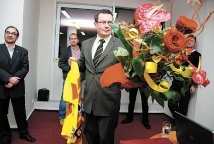 Artur Kapelko otrzymał żółto-czerwony bukiet kwiatów oraz koszulkę Jagi z numerem 1 i swoim nazwiskiem na plecach