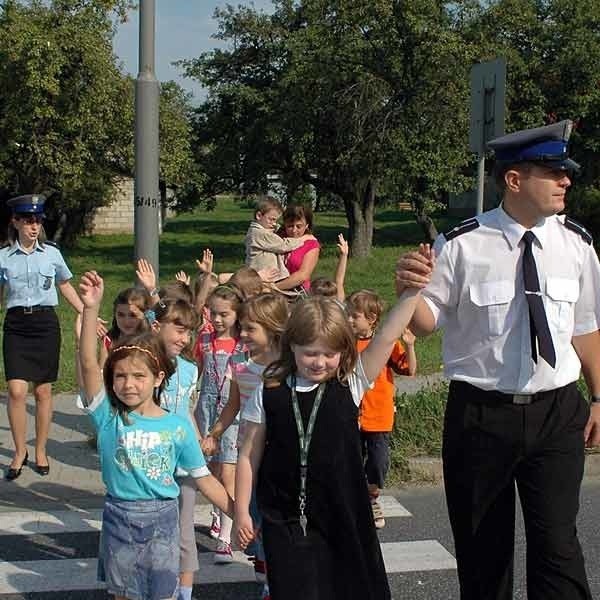 Dobrą tradycją są wrześniowe wizyty policjantów w szkołach. Przybliżają oni dzieciom podstawowe zasady bezpieczeństwa. Takie pogadanki nie zastąpią jednak roli rodziców. Na zdjęciu: plenerowa lekcja bezpieczeństwa w Jaśle.