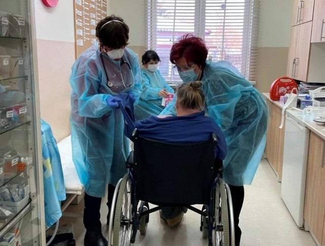 Pensjonariusze DPS w Łaziskach przyjęli szczepionkę.
