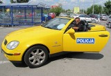 Policjanci są zachwyceni sportowymi mercedesami kabrio