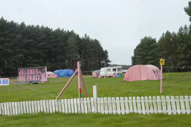 Kołczewo: Zamieszanie z golfem w tleNa początku lipca na polu golfowym w Kołczewie pojawiły się różowe namioty, a działkę nr 89 ogrodzono płotem.