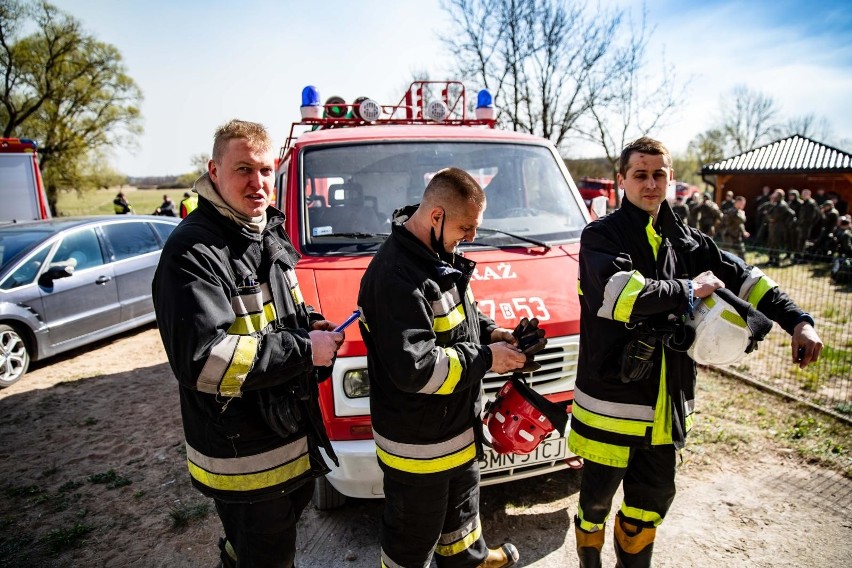 Kibice Jagiellonii dostarczą posiłki i napoje strażakom...