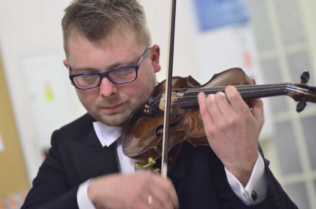 Koncertmistrzem Orkiestry Filharmonii Poznańskiej był tego wieczoru skrzypek Marcin Suszycki, laureat Medalu Młodej Sztuki "Głosu Wielkopolskiego".