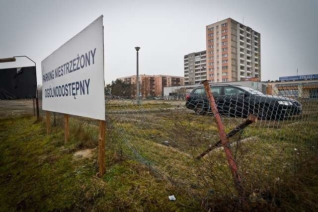 Przy Rupniewskiego kiedyś strzeżono, teraz tylko został tam plac pełen wolnych miejsc