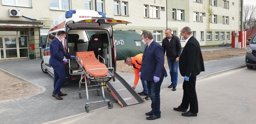 Ambulans do transportu pacjentów z podejrzeniem zakażenia...