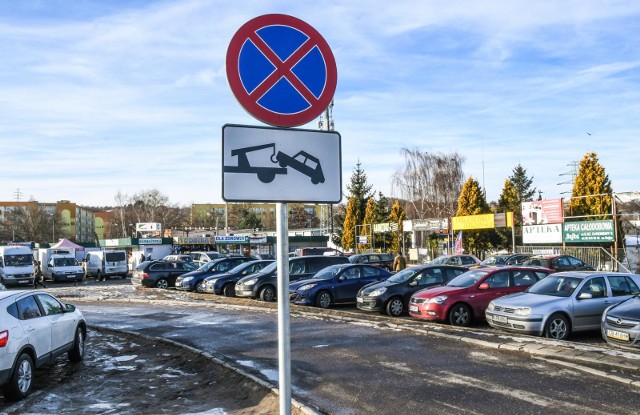 Parkowanie w okolicach targowiska przy ul. Pelplińskiej w Fordonie