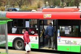 Więcej autobusów na ul. Popiełuszki. Na skrzyżowaniu z Poniatowskiego stanęły maszty sygnalizacji świetlnej. Kiedy zaczną działać?