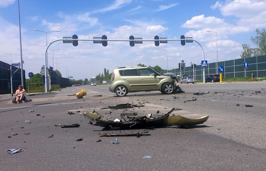 Wypadek na skrzyżowaniu Bartoszewskiego i Siostrzanej w Łodzi ZDJĘCIA 