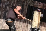 Najlepsi drwale z całej Europy mierzą się w Katowicach. Trwają zawody w cięciu i rąbaniu drewna ZDJĘCIA