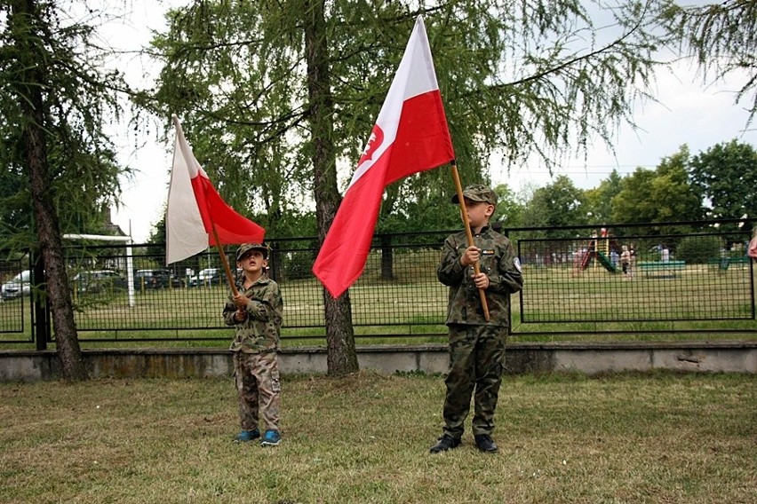 Patriotyczne śpiewanie przy klasztorku franciszkanów w Skarżysku-Kamiennej w hołdzie powstańcom warszawskim
