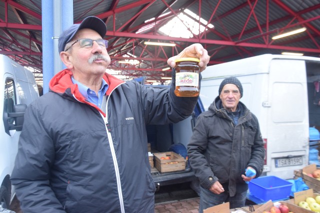 - Pyszny miód, prosto z pasieki - zachwalał jeden z handlarzy w Przysusze.