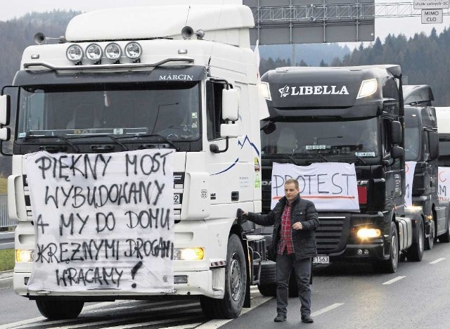 W grudniu 2015 r. tirowcy protestowali na moście w Piwnicznej