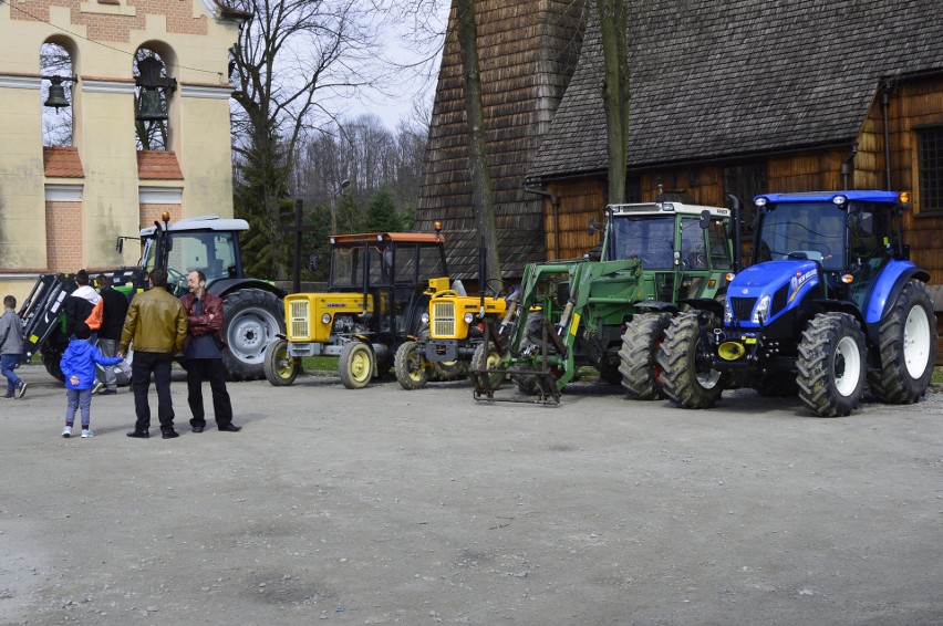 Gorlice. Rolnicy z Binarowej poświęcili traktory przed rozpoczęciem sezonu prac polowych