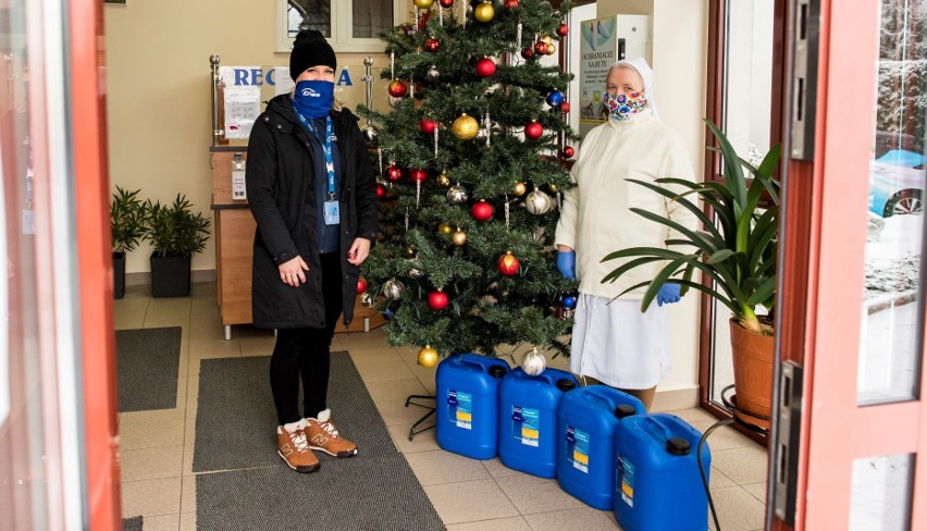 Enea Elektrownia Połaniec pomaga w walce z pandemią. Dostarczono płyny do Domu Pomocy Społecznej w Kurozwękach i hospicjum w Tarnobrzegu