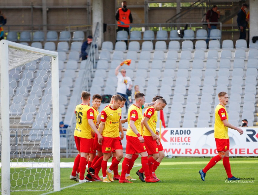 Fortuna 1 Liga. Kibice wrócili na Suzuki Arenę i Korona Kielce pewnie pokonała GKS Bełchatów 3:0. Jacek Kiełb goni Henryka Kiszkisa