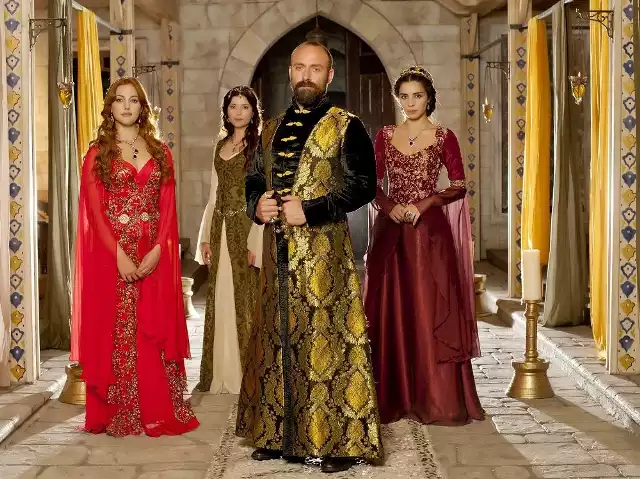 Zobaczcie, jak po ośmiu latach od zakończenia produkcji serialu "Wspaniałe stulecie" wygląda aktorka wcielająca się w postać sułtanki Mahidevran. Taka obecnie jest piękna Nur Fettahoğlu.