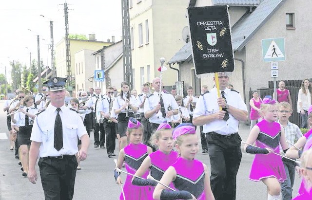 Orkiestra z Bysławia  wystąpiła w towarzystwie mażoretek i zdobyła  laury na festiwalu w Śliwicach