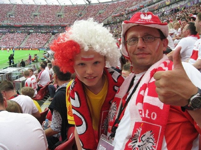 Stadion Narodowy w Warszawie, mecz Polska - Grecja. Karol wraz z tatą kibicują biało-czerwonym.